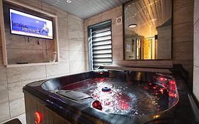 Sizzling London Studio With Jacuzzi & Private Bath
